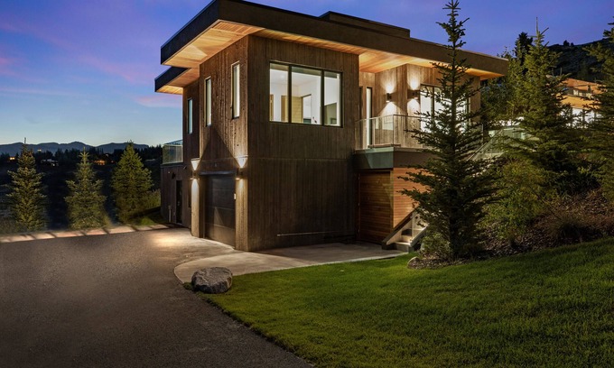 Jackson Hole House | 5 & 15 min drives to ski areas! 1m to town. Sleeps 6; hot tub, grill, fireplace.