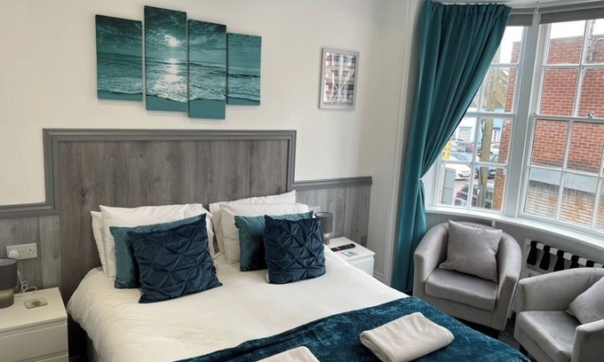 Weymouth House | 5 bed, 5 bath, Slps 18, Town Ho. 60 yds Weymth beach & harbour, NEWLY RENOVATED!