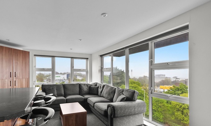 Plymouth Apartment | 5 Bed Apartment @ Derriford Stays by Pureserviced