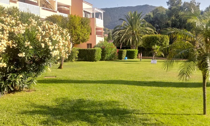 Le Lavandou House | 5 bed apartment with terrace with direct access to the sea