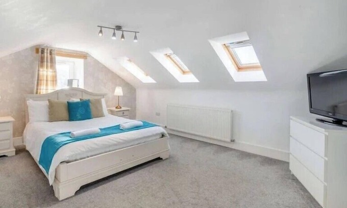 Heriot Cottage | 5 Bed House -Sleeps 10- Hot Tub - Garden - Parking