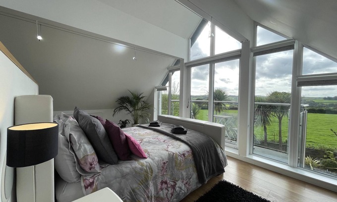 Tavistock House | 5 Bed House-Sleeps 14-Hot Tub-Bar-Garden-Parking