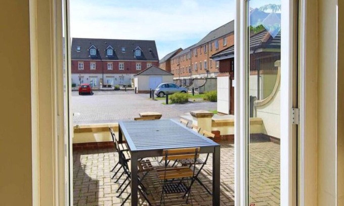 Rhiwbina House | 5 bed house sleeps 10 Cardiff with parking