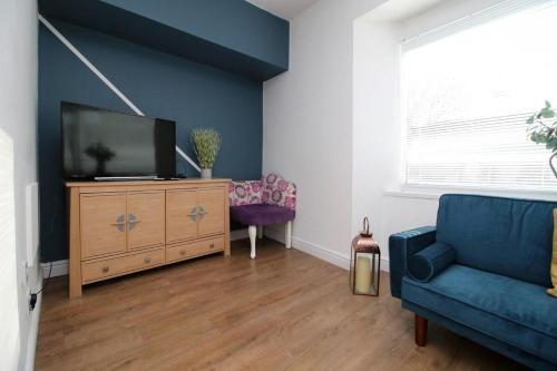 Castle Apartment | 5 Bed House - Sleeps 16 - Parking - Wifi