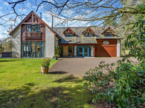 Blairgowrie House | 5 Bed in Bridge of Cally 76356