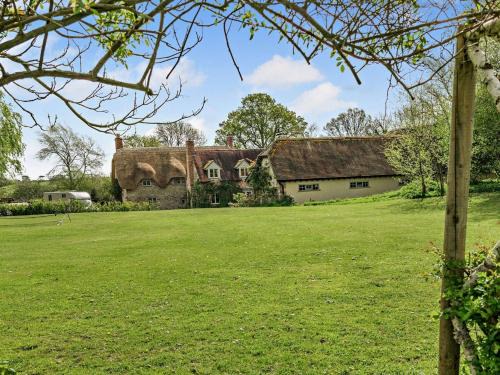 Sturminster Newton House | 5 Bed in Sturminster Newton 76458