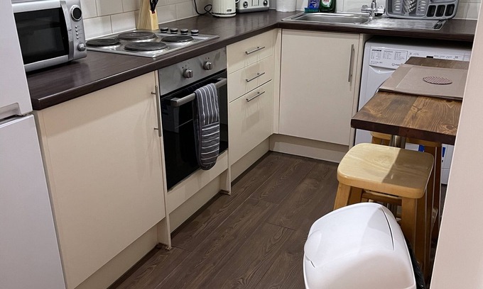 Liverpool Apartment | 5 bed, sleeps 10, handy for Anfield & Tourists