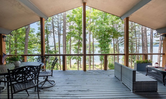 Greers Ferry House | 5 Bedroom + 3 Bathroom Greers Ferry Lakefront Home with Beautiful Shoreline!