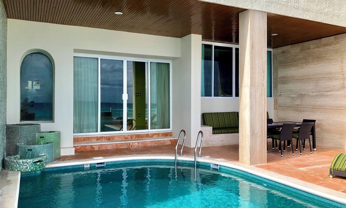 Zona Hotelera Villa | 5 Bedroom Beachfront Villa