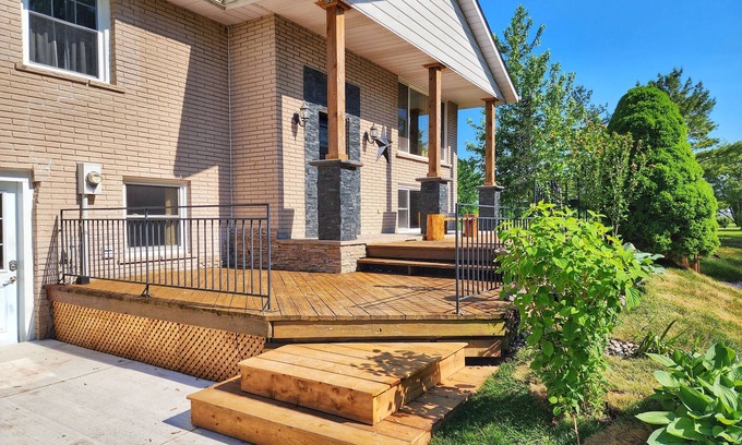 Niagara Falls House | 5 BEDROOM COUNTRY HOME- within 15min drive to the Falls, & Crystal Beach