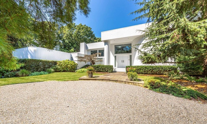 Wainscott House | 5 Bedroom Hamptons Beach House w/heated pool