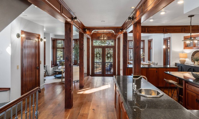 Telluride House | 5 bedroom house - 2 blocks from The New Sheridan and 4 blocks from Gondola!