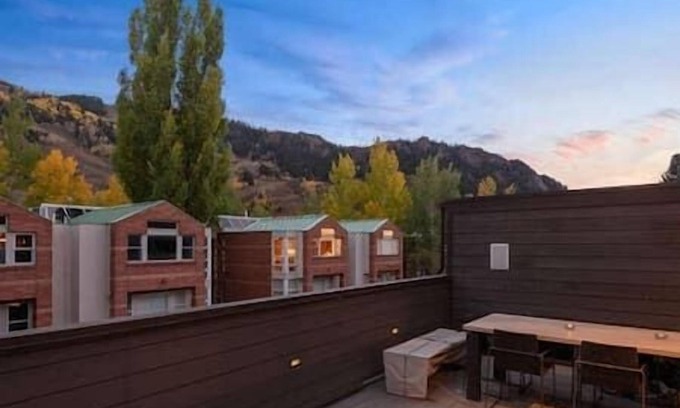 Aspen House | 5 Bedroom Modern Duplex in Aspen Core, Great Views