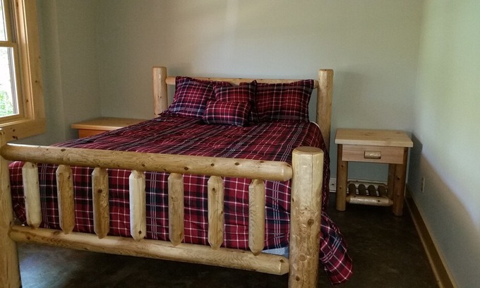 Tazewell Cabin | 5 bedroom, Multi-Family, Lake-Front, Private Dock, Log Cabin, Wifi