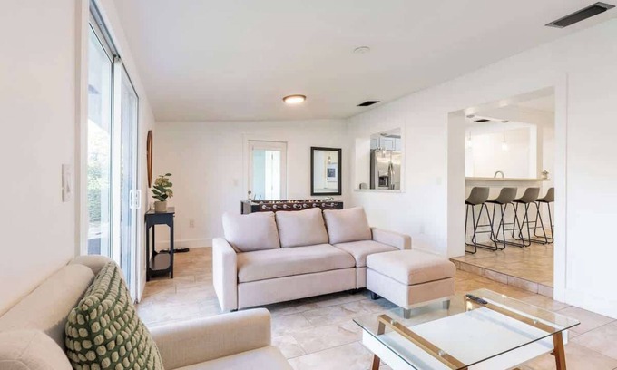 Coral Terrace House | 5 Bedrooms, Bonfire, Foosball, 18 min from MIA