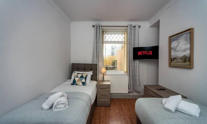 Llanelli Apartment | 5 Bedrooms, Off Road Parking, Courtyard