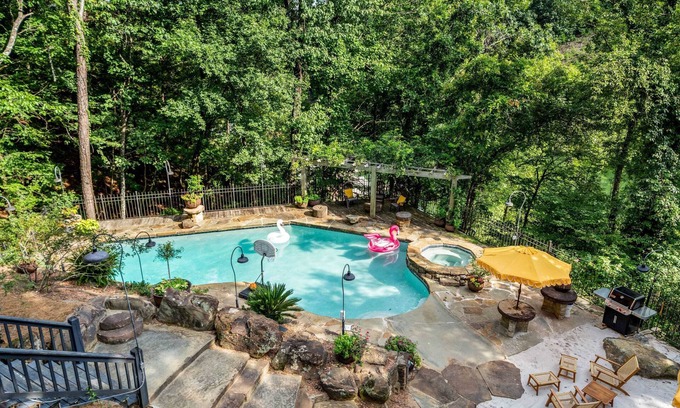 Northport House | 5 BR - Lake Tuscaloosa - 9 acres w/pool
