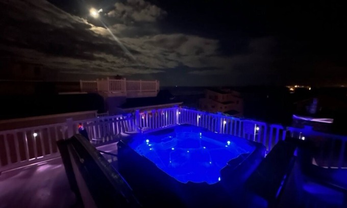 North Beach Haven House | 5 BRs w/Gourmet Kitchen & HotTub. Steps to Beach