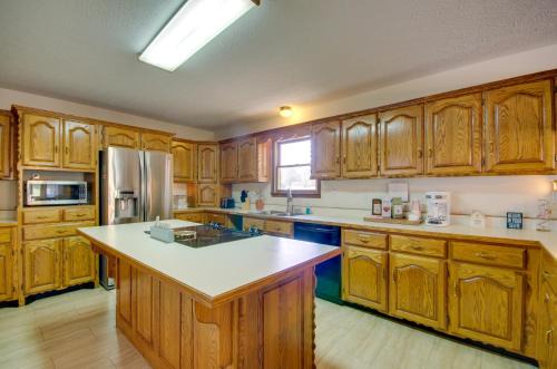 Waynesville House | 5 Mi to Dtwn Waynesville 4-Acre Group Getaway!