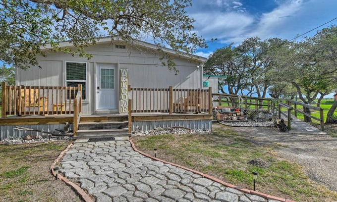 Rockport Apartment | 5 Mi to Rockport Beach Park Studio with Porch!