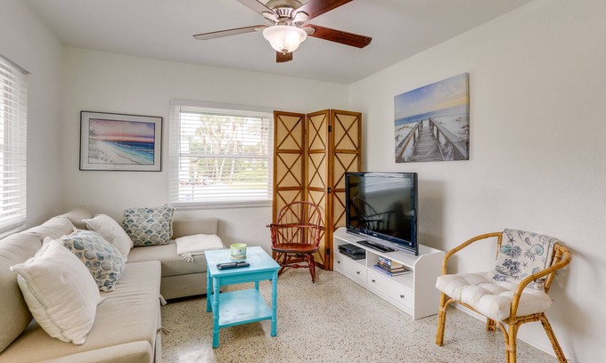 St. Pete Beach House | 5 Mi to Sunset Beach Bar: Quaint Retreat w/Patio