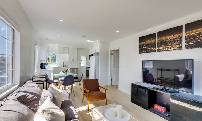 Palms Apartment | 5 Mi to Venice Beach: Chic Los Angeles Abode