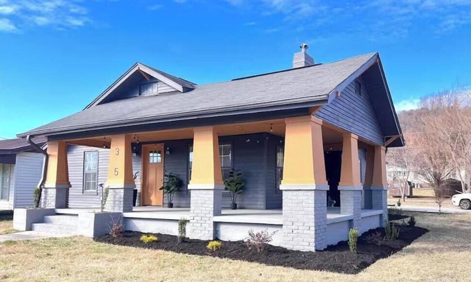 Knoxville House | 5 min downtown/Long Term Avail/3Bed2Bath