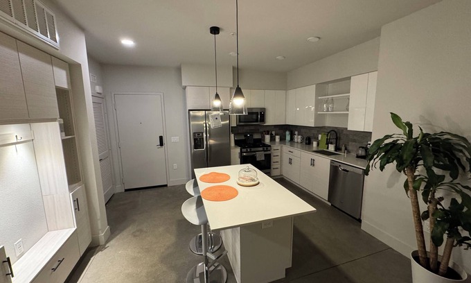 Santa Ana Apartment | 5 min to Disneyland! Luxury Stay in Anaheim’s Platinum Triangle