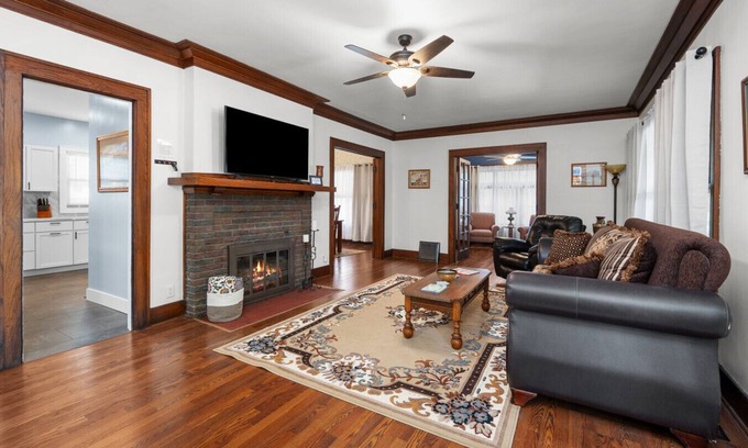 Davenport Apartment | 5 Min to DT *Beautiful 1923 Craftsman* 6 Beds+Desk