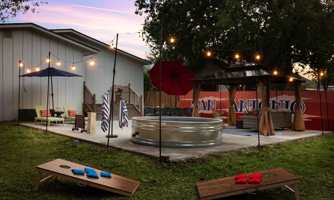 Denver Heights House | 5 Min to DT : Modern+Cowboy Pool + Outdoor Projector