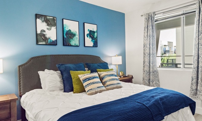 Desert View Village Apartment | 5 Min to Golf 》King Bed》Barrett Jackson》Parking