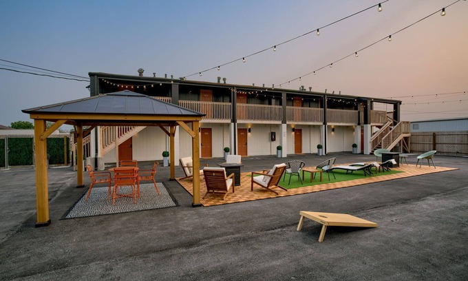 Lincoln Hotel | 5 min. to Lincoln's top attractions. 2 Queens, kitchenette, WiFi & outdoor space