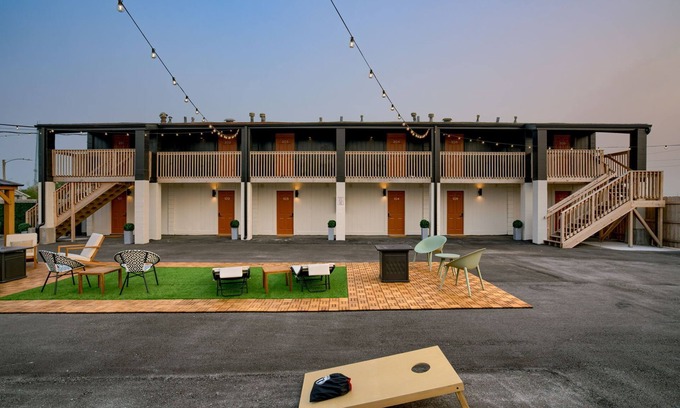 West Lincoln Hotel | 5 min. to Lincoln's top attractions. Two-queens beds, pickleball & outdoor space