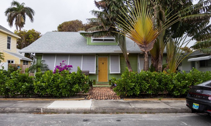 South Palm Park Neighborhood Association Cottage | 5 min to the beach!