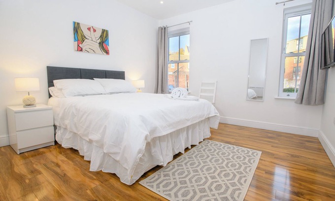 Lincoln House | 5 mins to buzzing city center 1 bed en-suite room king sized bed free toiletries