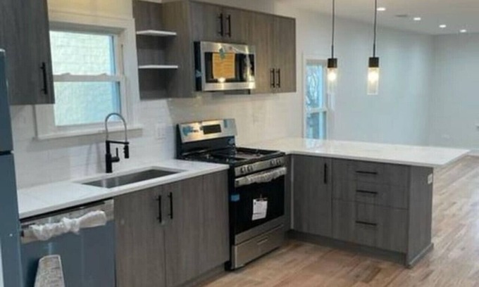 Pilsen Apartment | 5 Mins to Downtown CHI Sleeps 10 - Parking + Games