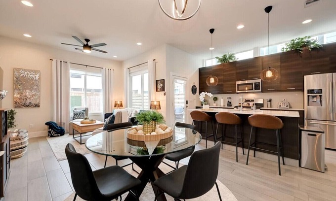 Northside Apartment | 5 mins to Downtown/Tesla Charger/Sleeps 6/4 Beds
