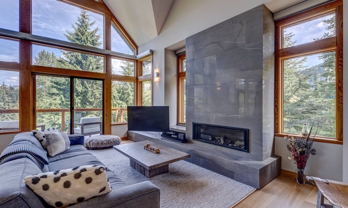 Blueberry Hill House | 5 Mins to Gondola, Golf Course, Mountain Views, Private Hot tub