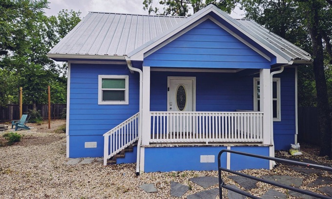 Somerville Cottage | 5 mins to Lake Somerville | Sleeps 7 | Fire Pit