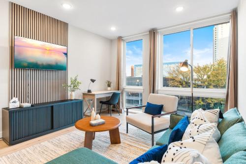 Northern Liberties Apartment | 5 mins to Old Town! Sleeps 4! With Rooftop Views!