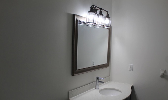 Newmarket House | 5 minute walk to Upper Canada Mall!