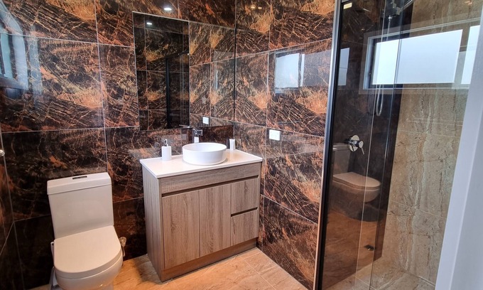 Christies Beach House | 5 minutes from the beach. nFamily sized with full kitchen and facilities