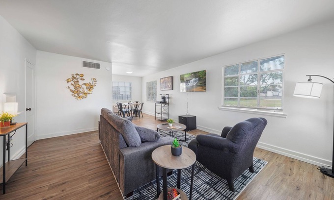 Highlands - Perkins Apartment | 5 Minutes from Tiger Stadium/King Bed