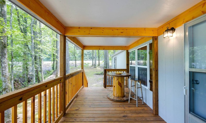 Helen House | 5 Minutes from Helen Modern 3/2 Creekside Cabin at Little Creek Cabins