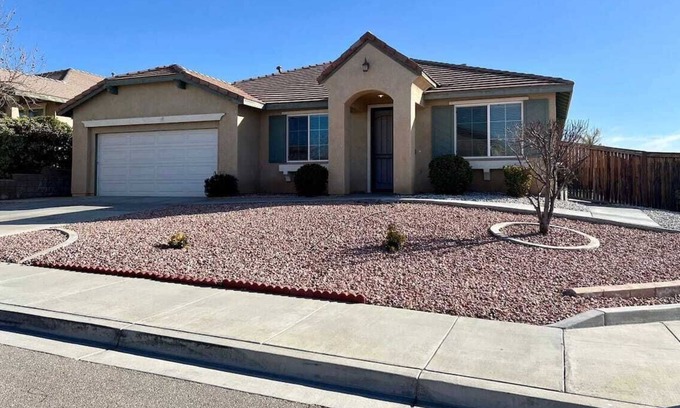 Victorville House | 5 minutes to Freeway! Spacious Modern Corner House & Patio