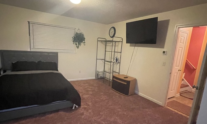 East Hartford Apartment | 5 minutes to major hospitals and Rentschler Stadium