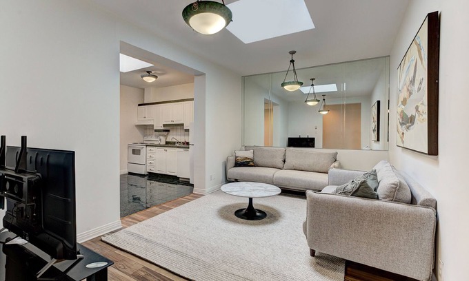 Quartier des Spectacles Apartment | 5 minutes to the Lafontaine Park!nWelcome to Chateau Sherbrooke's SkyView Condo.