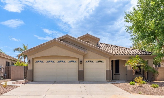 Rovey Farm Estates House | 5 minutes to Westgate! Comfortable 3br home with pool
