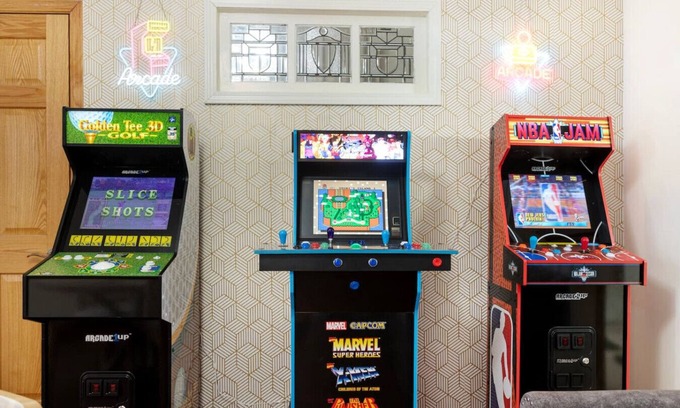 Lakeview Apartment | 5 Minutes to Wrigley and Beach - Games and Arcades - Garage - Sleeps 10