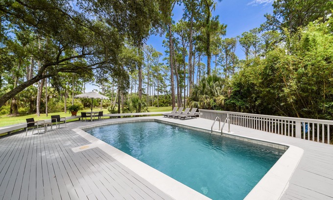 Sea Pines House | 5 ⭐️ property! Private pool!SHORT walk to beach! ❤️ of Sea Pines. Sleeps 12